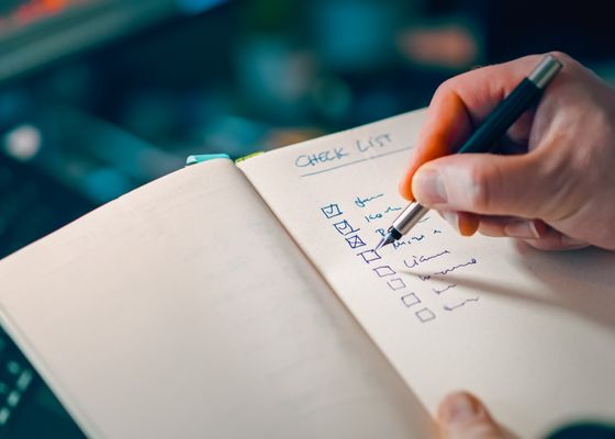 Tay ghi dấu các mục trong sổ checklist